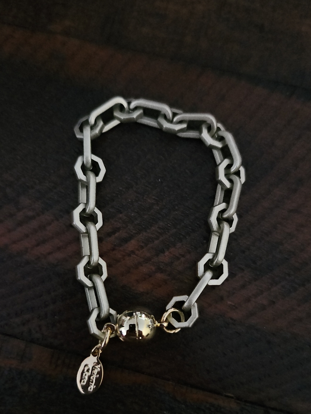 Kiwi (light green) metallic bracelet magnetic closure